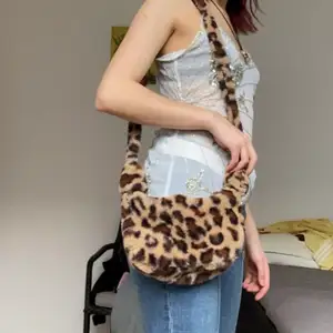 Fluffig handväska med dragkedja i leopardtryck. Köpt på SHEIN därav priset, men tycker fortfarande att det är bra kvalite. 