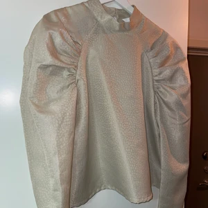 Blus från h&m - Säljer min fina blus från h&m pga aldrig använd, prislapp sitter kvar!! Säljer den för 200 kr, köparen står för frakten💞