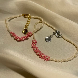 Elton - 🌸Elton ✨Blomsmycke                                                      💓Välj mellan silver- & gulddetaljer                                 💕Pris: 99kr  💌Eventuell fraktkostnad: 14kr                    💓5% av intäkterna går till Stiftelsen Friends, för att ingen ska behöva bli utsatt för mobbning, för att alla ska få känna gemenskap och trygghet nu och i framtiden.   Storlekar: 💗Armband: XS/S - 13,5cm + 4,5cm < 18cm M/L - 17cm + 4,5cm < 21,5cm                     💕Beställ via Instagram @amici.uf