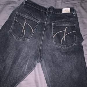 Jeans köpta för ett halvår sedan! De har tappat lite färg i tvättmaskinen och av användning. De var antagligen svartare förut. Nu är de svarta men lite grå också.