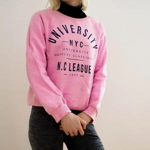 Härlig rosa tröja! - Rosa tröja från Gina! 🌸💕🎀 Har lite fläckar som troligt går bort i tvätt men därav lågt pris!