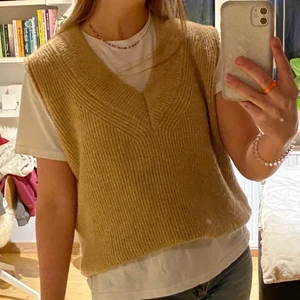 Stickad väst från zara - Beige stickad väst från zara. Inte riktigt true color på bilderna, nyansen är mer som mittemellan den första och andra bilden. Storlek M, men passar såklart fler storlekar. Hör av dig om du undrar något! (Köparen står för frakten) 💞💞