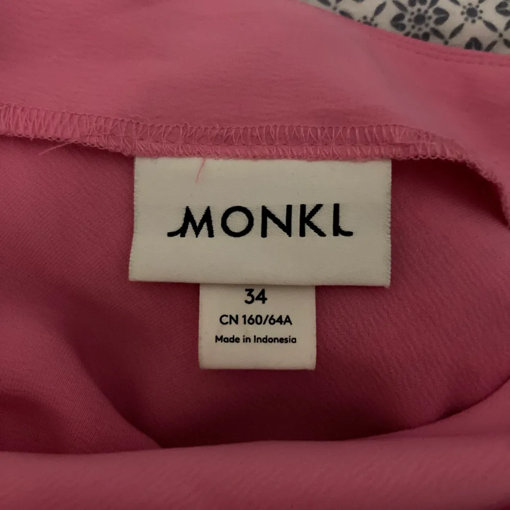 En superfin kjol som går till knäna på mig som är 164. Så himla fin rosa färg men är tyvärr för liten för mig💕storlek 34 från Monki.. Kjolar.