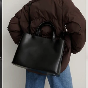 Nakd väska  - har många svarta väskor så denna har inte riktigt kommit till användning, köpt för cirka ett år sen men inga tecken på användning. Kan skicka egna bilder vid intresse 💗 ny pris: 399kr. (Width: 14 cm / 5.51 in. Length: 25.5 cm / 10.02 in). Frakt tillkommer 