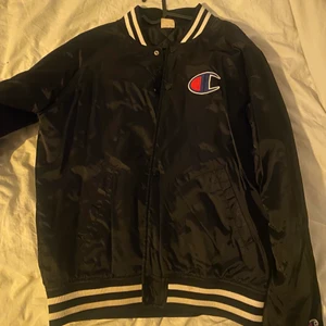 Champion Jacka  - En jacka köpt väldigt längesen som har en saknande knapp men är i fortfarande väldigt bra skick! Gratis frakt! 🚚 📦 nypris 1100kr