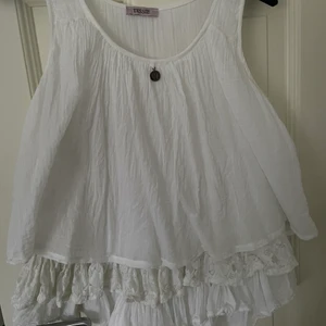 Vit blus storlek 32/34 - Jättefin vit blus från tessie. Endast använd ett fåtal gånger. Köparen står för valfritt fraktalternativ. Hör av dig vid frågor eller om du vill se fler bilder!