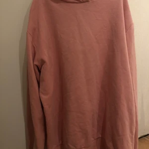 Rosa huddie  - Säljer denna söta rosa huddin för 90 kr för att den inte adnvänds någonting. Typ aldrig använd och inga fläckar eller hål. Skickar spårbart och köparen står för frakt som kostar 66kr