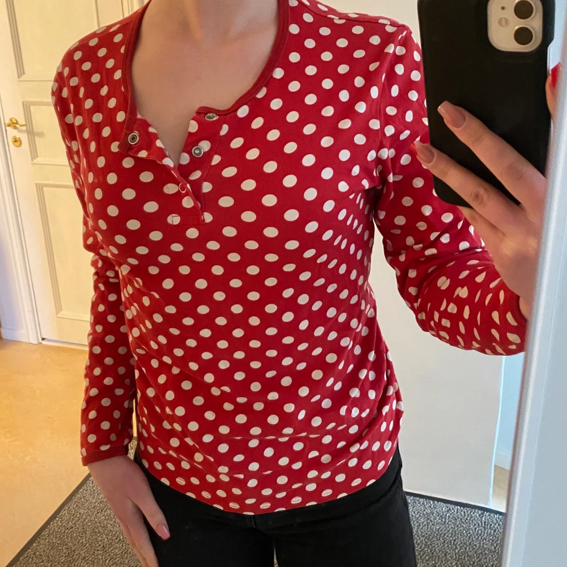 Långärmad röd, vit prickig tröja
