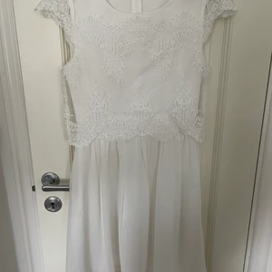 Vit klänning - Jättefin klänning som jag endast använt en gång vid min konfirmation. Köptes för 4 år sedan. Perfekt till student eller skolavslutning! Köparen står för valfritt fraktalternativ.