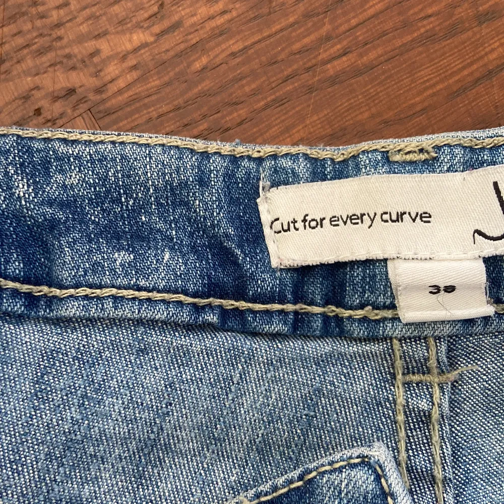 Ljusa bootcut jeans! Skriv för fler bilder, frakt tillkommer ❤️‍🩹. Jeans & Byxor.
