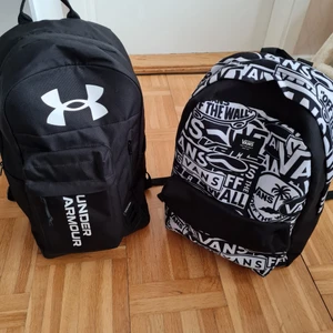 Vackra Ryggsäckar 🖤 - Jag säljer två ryggsäckar, båda är i mycket bra skick, de är helt nya, använd endast 2 gånger.  Den ena är Van's white med svart front och helt svart bakgrund, och den andra är UnderArmour-svart med vitt tryck.  Båda är riktigt vackra men tyvärr passar de inte oss.  Pris 200kr per ryggsäck.