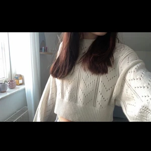 Stickad tröja  - Säljer den här stickade tröjan från hm. Säljer den eftersom jag aldrig använt den. Skriv privat vid frågor.💕