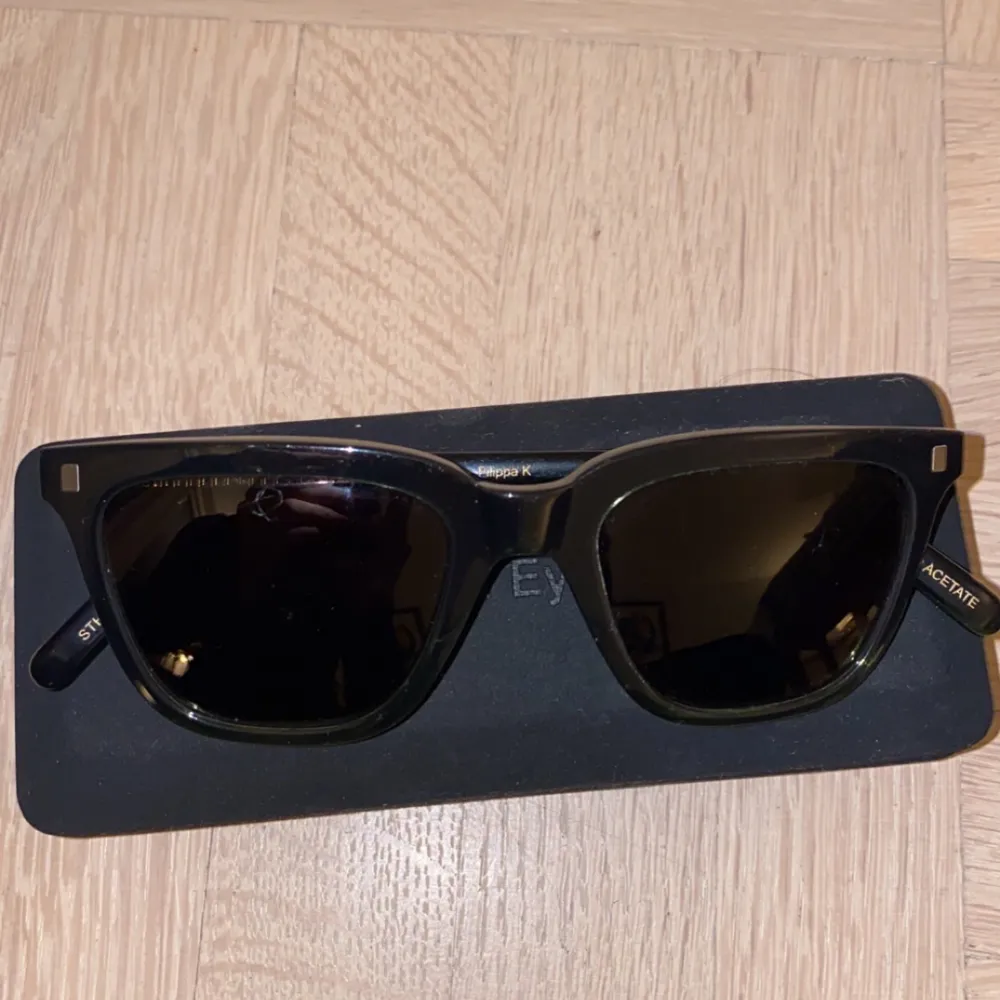 Säljer dessa snygga mörkgröna solglasögon från Filippa K pågrund av ingen användning. Passar perfekt nu till sommaren. Accessoarer.