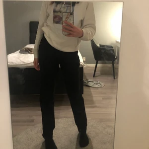 Svarta ginatricot jeans - SVARTA GINA JEANS                                                                    Säljer mina svarta jeans som är ifrån Ginatricot! Aldrig använda eftersom jag inte är ett så stort fan av denna passformen. Original pris 500 kr. Men säljer de för 400 eftersom de aldrig är använda. ( obs att köparen står för frakten) 