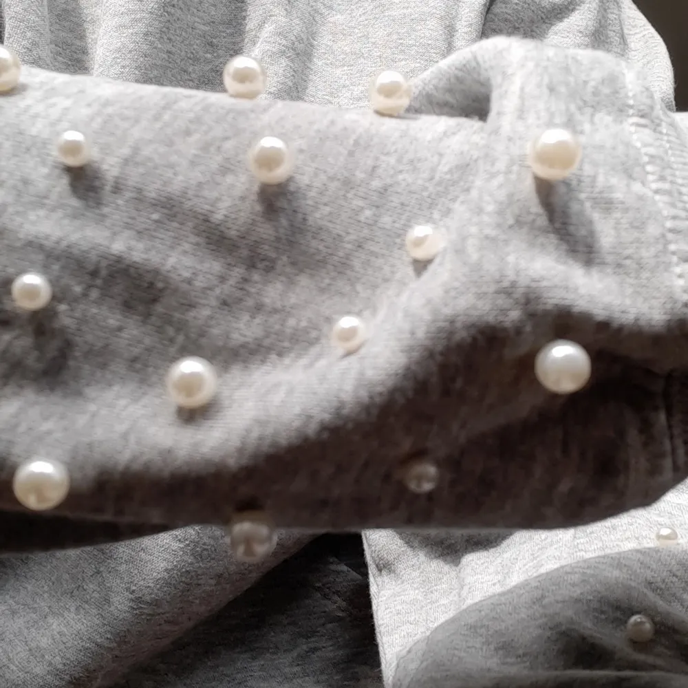 En så fin grå hoddie med pärlor i slutet av armarna. Använd ett fåtal gånger 💕. Hoodies.