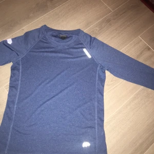 Träningströja - Suuuuperskön träningströja! Använd 1 gång, men säljer pga för liten. Säljer den för 90kr🥰