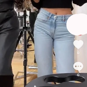 Låg midjade jeans från zara - Jätte snygga Jeans från zara, bara inte kommit till någon användning. skriv för fler bilder! Köparen står för frakten ❤️