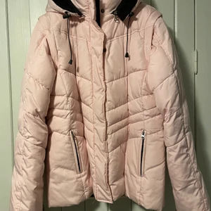 Rosa jacka med avtagbara ärmar och luva. - Ljus rosa jacka med avtagbara ärmar och luva. Ärmarna och luvan sitter fast med dragkedja i jackan. I storlek S/M och är i super fint skick. Vinter/ höst jacka.