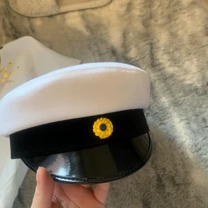 Student mössa - En helt oanvänd studentmössa då jag hade försäkring och fick en extra mössa. Man ka brodera in sitt namn eller bara ha den så. Helt felfri och för ett billigt pris! Denna är från crownstudent. Storlek 59 