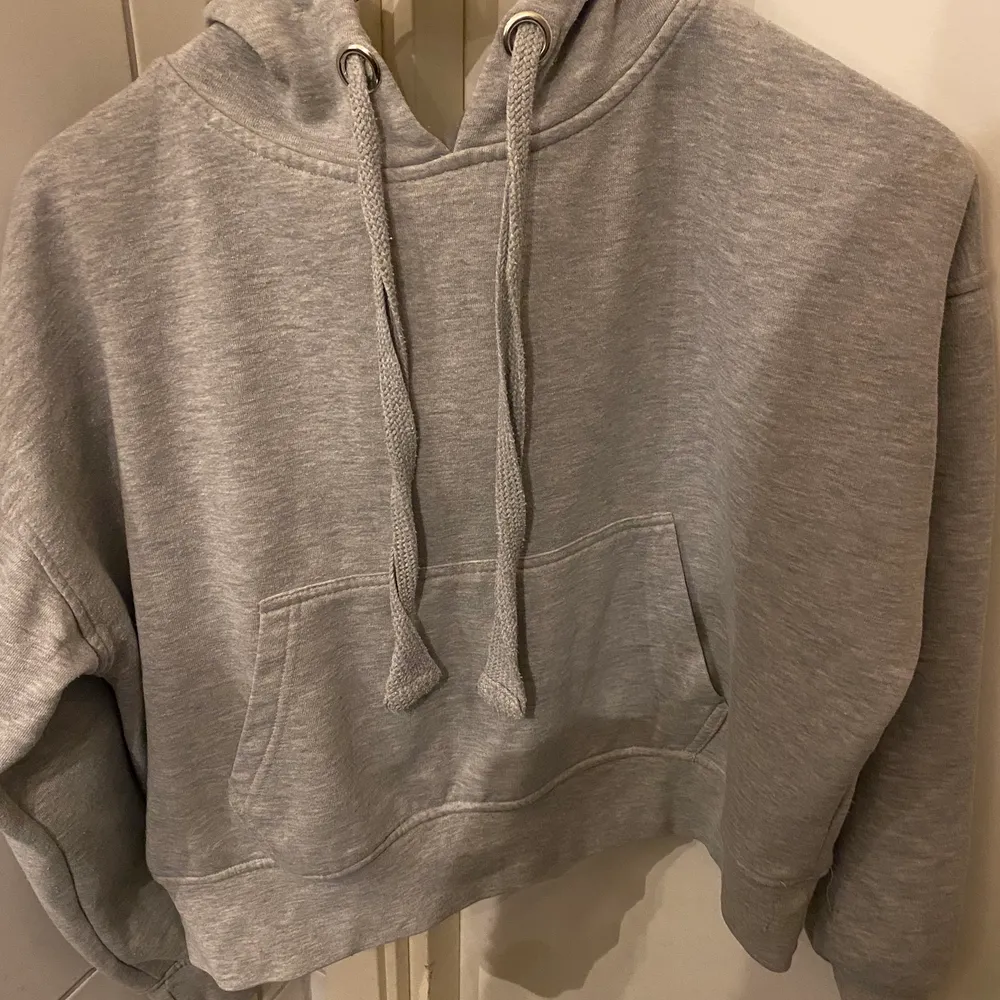 Grå hoodie med tjocka band köpt på cubus i storlek xs men passar även s. Hoodies.