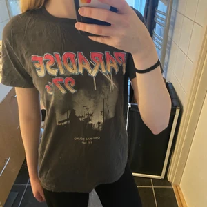 Rock tshirt - Rockig tshirt köpt på gina tricot i storlek M men skulle säga att den passar S och XS också.