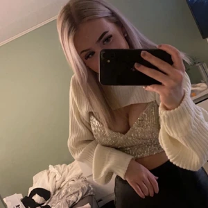 Croppad polo tröja hm - Skitsnygg vit croppad tröja med polo. Slutsåld från hm! 