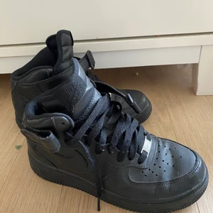 Nike airforce - Svarta Nike airforce 1. Nypris 1100kr. Använda få gånger och därför i väldigt bra skick. Storlek 38.  Hör av dig om du har några funderingar! (Köparen står alltid för frakten) 💞