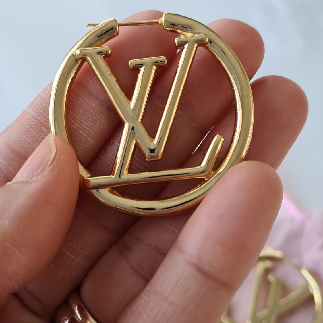 Örhängen LV i guld färg  - 90