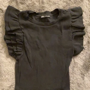 Topp - Trendig topp från zara, strl S. Använd max 3 gånger så den är i nyskick! Säljs då den inte kommer till användning. 50kr+frakt
