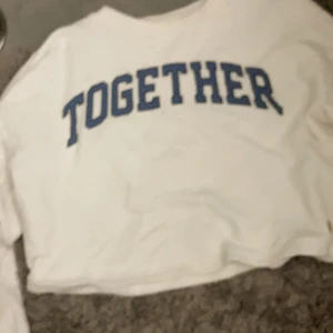 Vit med märket together tröja Kaphal  - Det är en tröja från kaphal långermad bara från kaphal den är väldigt skön