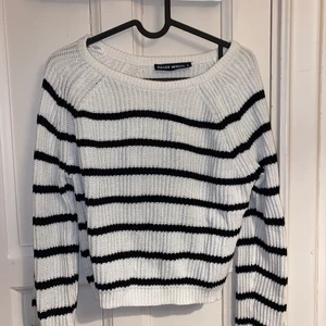 Randig stickad tröja  - Randig stickad tröja, i gott skick. Stl S.