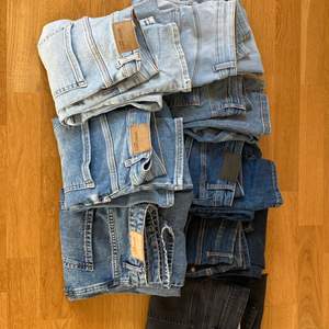 Jag säljer 8 stycken jeans i olika färger alla i fint skick, de fem översta är skinny jeans och de tre nedersta är alla från ginatricot i modellen ”comfy mom jeans”. Köp 1 par för 100kr, 2 par för 200kr, 3 par för 300kr osv… eller alla 8 för 600kr! Inköpspris för ca 3000kr. Alla jeans är i storlek XS/S eller 34.