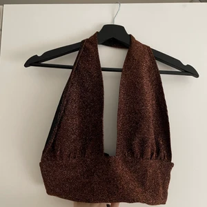 Snygg glittrig top  - En snygg fest-top från Nelly, aldrig använd och har lappen kvar. 