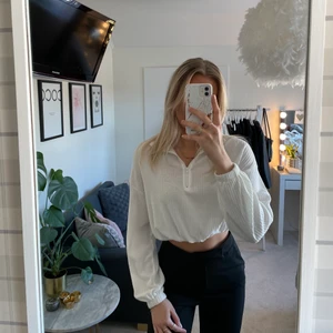 Sportig tröja - Sportig tröja från shein som går att dra ihop i nederkant. Denna är väldigt skön och användbar nu till våran då den är lite tunnare 🧚🏼‍♀️