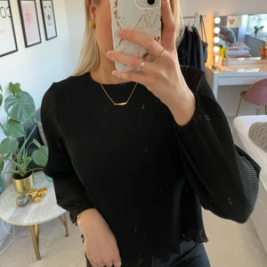 Plisserad blus - Svart plisserad blus som är så stilren och snygg ❤️‍🔥