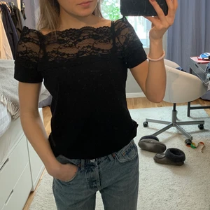 Supersöt topp  - Svart t shirt med spets upptill, enkelt men stilrent🤩 jag har S i vanliga fall och den är M, så passar S-M 