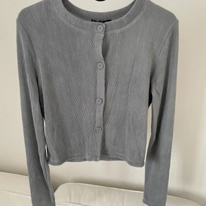 Tröja med knappar - Tröja från zara med knappar fram. Helt oanvänd med lapp kvar, säljer då jag har två likadana. Den ser väldigt grå ut på bilen, men är mer åt det blåa hållet. Köparen står för frakt! 💕💕