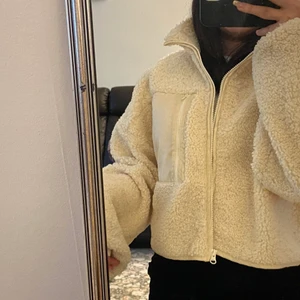 Teddy kort jacka  - Från Gina tricot 