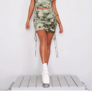 Matchande set från shein - Säljer detta set för 150 kr med frakt. Aldrig använt den varken kjolen eller toppen. Storlek xs/34, längden på kjolen och toppen går att justera med hjälp av banden vid sidorna 