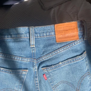 Levis Jeans, ribcage straight - I mycket bra skick, strl. W27, osäker på längden men skulle säga att de är lagom långa för personer runt 165cm (lite korta på mig som e 169). Pris går att diskutera 