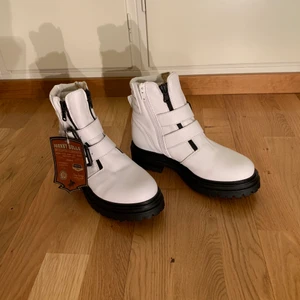 Vita Johnny Bulls ”low biker” oanvända - Oanvända med lappar kvar. Material: läder. Färgen överensstämmer bäst med första bilden, de är vita, inte beige. 