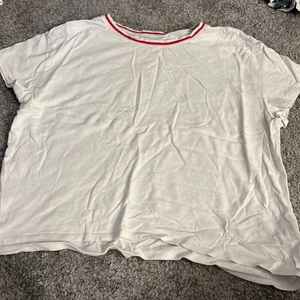 T-shirt  - En Basic t-shirt från H&M i storlek 170 