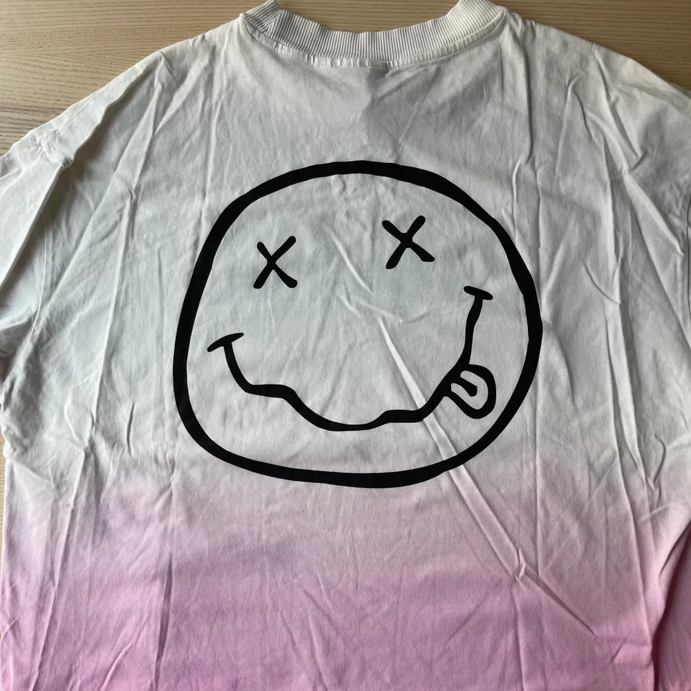 Häftigt Nirvana T-shirt som inte kommer till användning, har varit en favorit men är som nya! Köpt på hm och är i stl M ♥️. T-shirts.