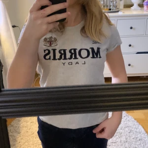 Morris lady t shirt - Säljer min morris lady tröja då den blivit lite tight. Den är i XS men jag som vanligtvis har xs tycker den är lite liten. Glömde ta kort men den har en brun fläck som knappt syns. Om du är intresserad kan jag skicka bild på fläcken, men den är inget man tänker på.