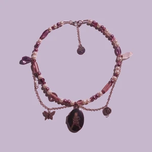 Handgjort halsband  - Ett lila handgjort halsband