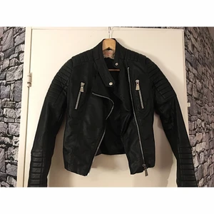 Skinnjacka (moto jacket) - Säljer nu denna skinnjacka från chiquelle som använts ca 2-3ggr och ser ut som ny. Den är svart med dragkedjor och kommer i strl 36 (rekommenderas för dig som är en XS-S). Säljer den pga för liten. Ord. pris 699kr. Meddela mig vid fler frågor!😊