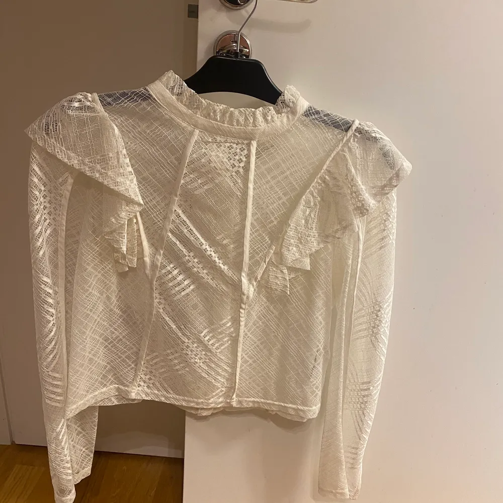 Säljer denna helt underbara vita blusen pga flytt! Strl M. . Puserot.