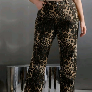 Leopard byxor med kedja! - Asballa byxor, men dom är förstora för mig tyvärr! 🐆💥 storlek XL  #leopard #jeans #kedja