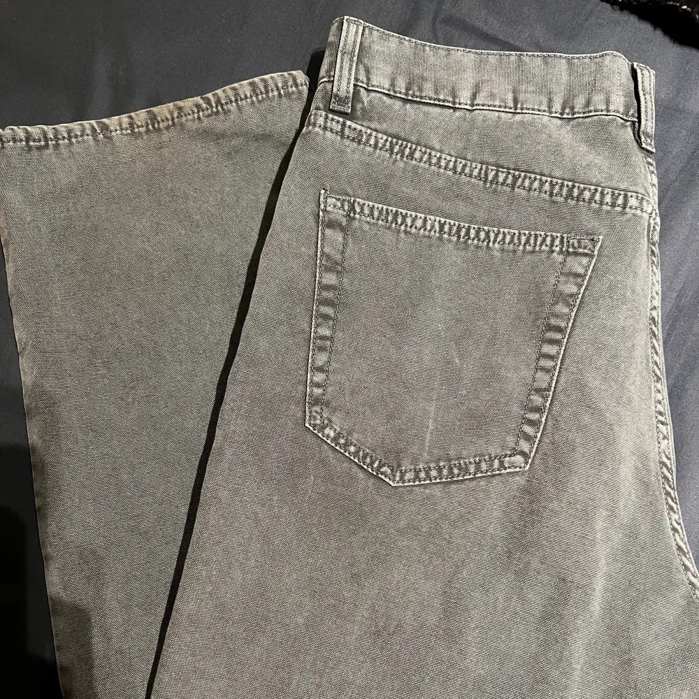 Säljer ett par baggy byxor från Weekday, riktigt fin färg och skönt material. inga defekter, lite smutsig i botten men kan tvättas bort. . Jeans & Byxor.