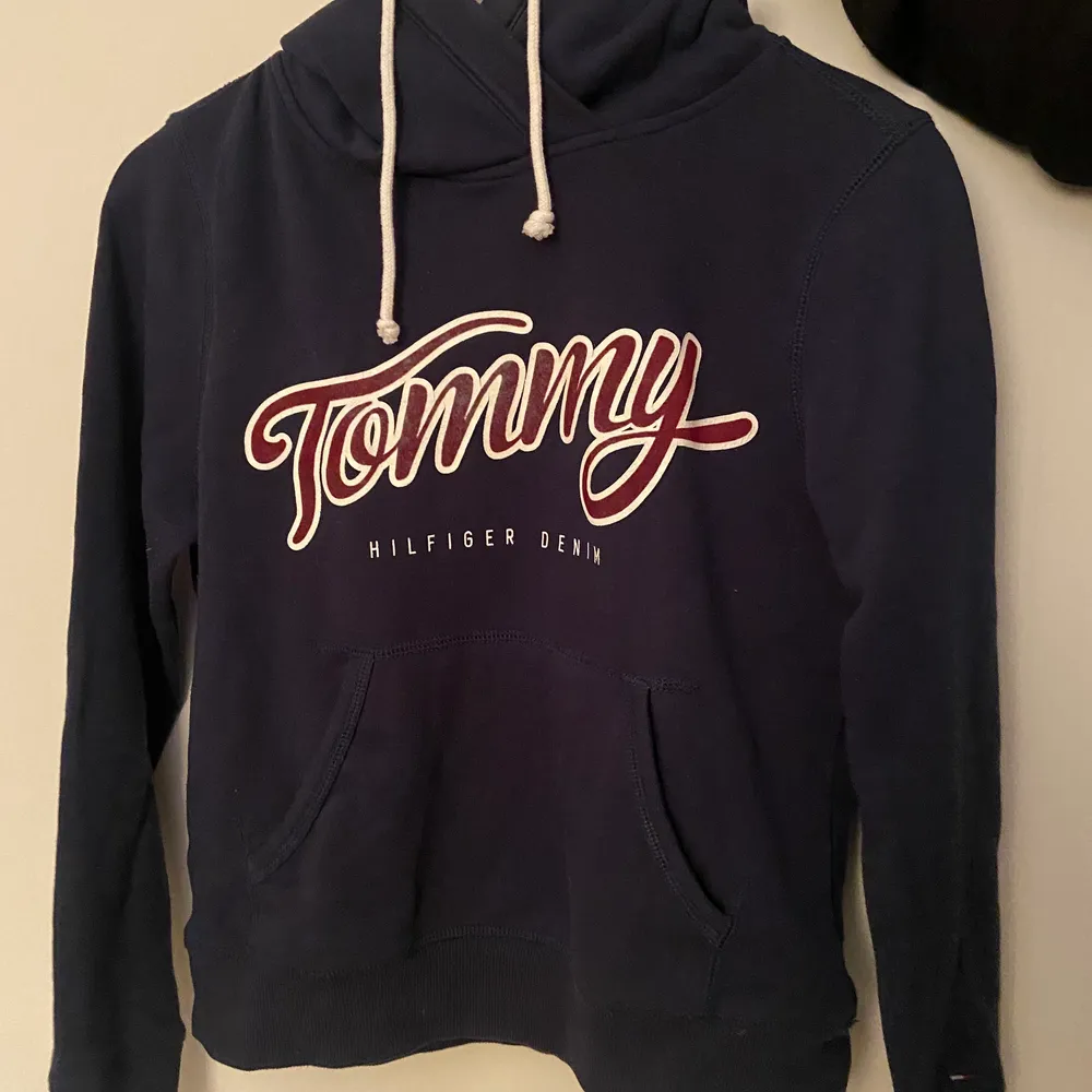 200kr inklusive frakt💓 Tommy hilfiger hoodie i storlek S, använd fåtal gånger. Tröjor & Koftor.